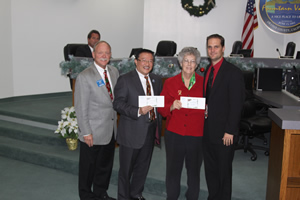 Mayor Vo Gives Raffle Prize